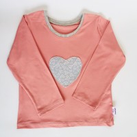 CAMISETA MANGAS LARGAS ROSA CON CORAZON