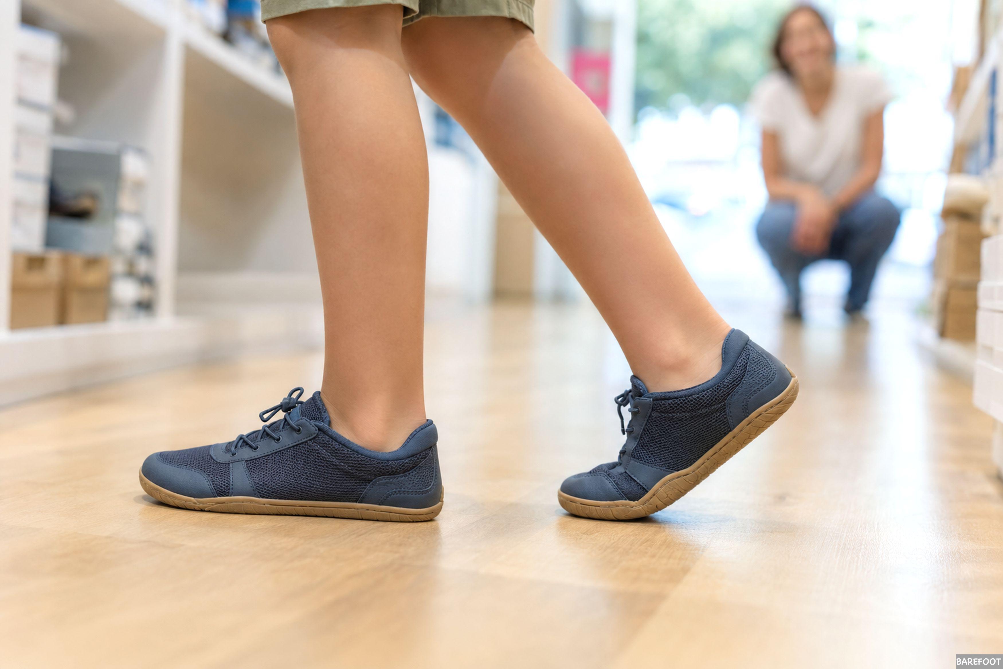 Niño caminando con zapatos infantiles mientras se comprueba su ajuste