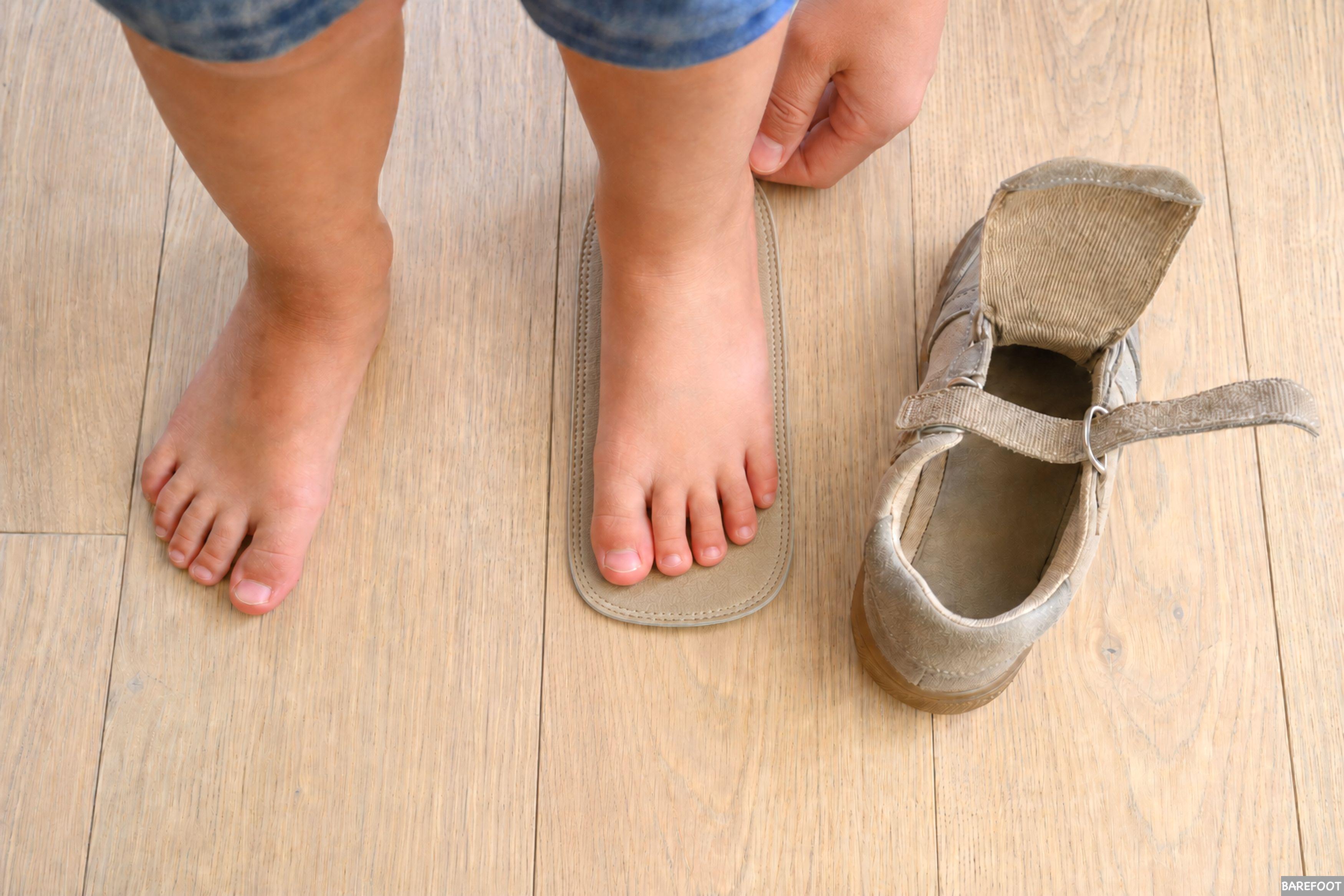 Niño pisando la plantilla extraíble de un zapato infantil
